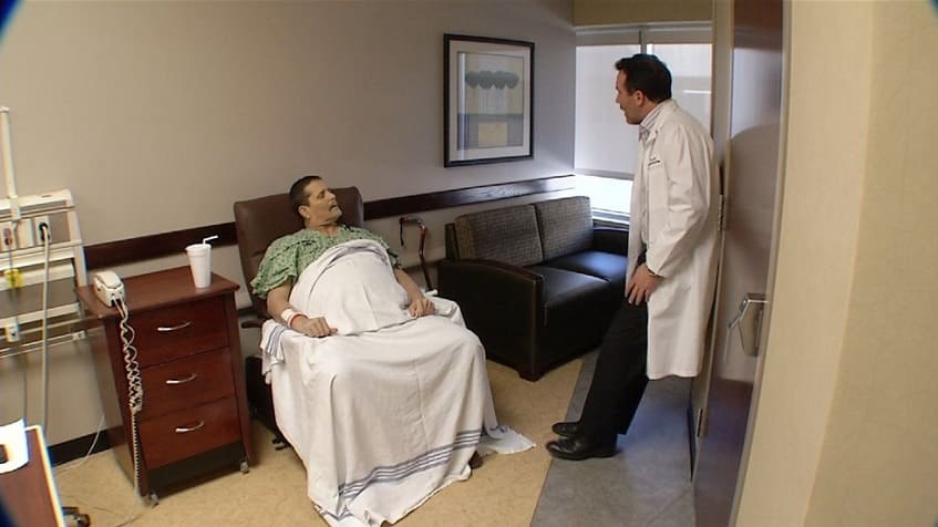 Пациент беседует с врачом в палате стационара